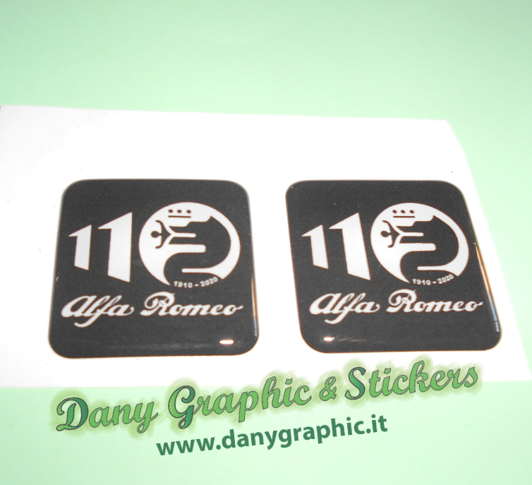 A 1029 COPPIA RESINATI 3D MONTANTI O CARROZZERIA ALFA ROMEO 110 ANNI NERO -  DANY GRAPHIC & STICKERS